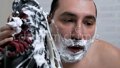 奇怪的是，一个人从溜冰鞋上刮胡子不是平常的事。 一个人刮胡子时用溜冰鞋。 不寻常的面部